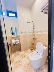 a bathroom with a toilet and a shower at HATY MOTEL & COFFEE in Pleiku