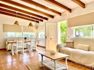 Villa Delta في L'Eucaliptus: غرفة معيشة مع أريكة وطاولة