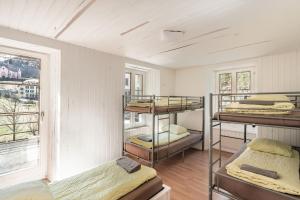 Cette chambre comprend 3 lits superposés et une fenêtre. dans l'établissement Auberge du Mont Blanc, à Trient