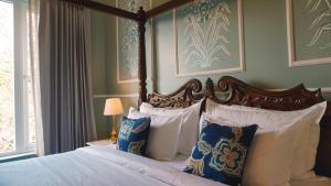 Ένα ή περισσότερα κρεβάτια σε δωμάτιο στο Hotel Naren Villa +48 φωτογραφίες