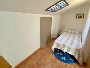 een kleine slaapkamer met een bed en een raam bij Casa 4 habitaciones, 5 personas in Puerto de Mazarrón