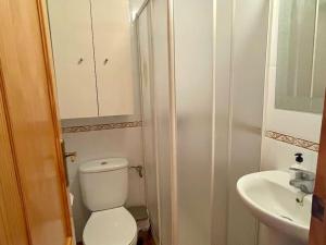 een kleine badkamer met een toilet en een wastafel bij Casa 4 habitaciones, 5 personas in Puerto de Mazarrón