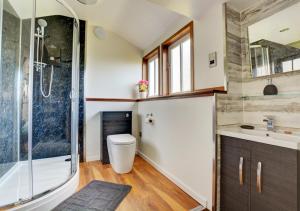 Melton ConstableにあるThe Signal Boxのシャワー、トイレ、洗面台を備えたバスルーム +18枚の写真