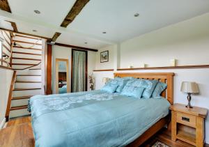 Melton ConstableにあるThe Signal Boxの青い枕が付いた大きなベッドのある寝室