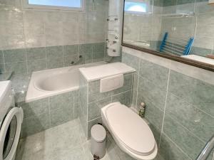 een badkamer met toilet, wastafel en bad bij Spacieux appartement en centre-ville des Sables - 6 pers in Les Sables-dʼOlonne