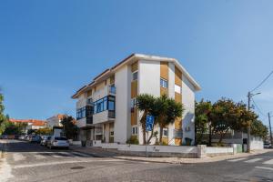 un bâtiment situé sur le côté d'une rue dans l'établissement Beach House Cascais, à Estoril