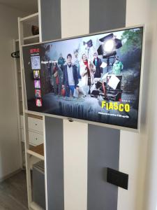 uma televisão de ecrã plano em cima de um suporte de televisão em Wagon-lit em Bolonha