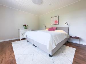 1 dormitorio con 1 cama blanca grande y vestidor en Backhus Nordkampen, en Walsrode