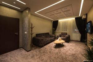 uma sala de estar com sofás e uma mesa em Vera HOTEL-VILLA em Pristina