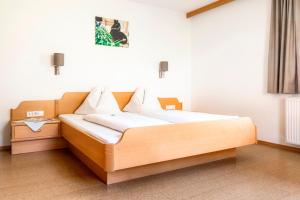 ein Schlafzimmer mit einem Holzbett in einem Zimmer in der Unterkunft Prechtlhof in Flachau in Flachau