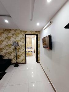 pasillo con sala de estar con sofá y TV en 501-NEXT INN Cozy apartment for your stay.., en Lahore