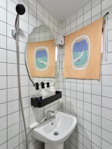 La salle de bains est pourvue d'un lavabo et d'un miroir. dans l'établissement Juin - Foreigner only, à Séoul