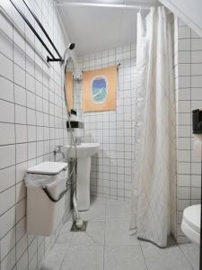 uma casa de banho com um WC, um lavatório e um chuveiro em Juin - Foreigner only em Seul