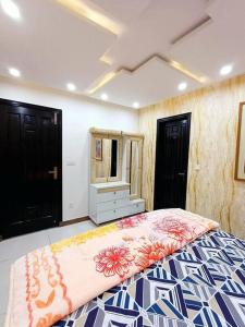 1 dormitorio con cama, tocador y espejo en 501-NEXT INN Cozy apartment for your stay.., en Lahore
