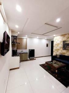 sala de estar con sofá y mesa en 501-NEXT INN Cozy apartment for your stay.., en Lahore