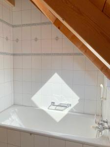 La salle de bains est pourvue d'une baignoire et d'un lavabo. dans l'établissement Spacious and charming duplex in the centre of Brig, à Brigue