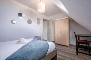 Katil atau katil-katil dalam bilik di Magnifique maison de ville - parking - proche Disney