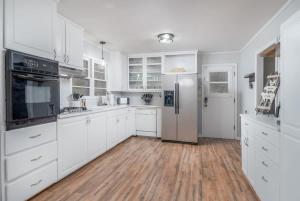 Η κουζίνα ή μικρή κουζίνα στο Touchdown Townhouse: Your Home near Stadium
