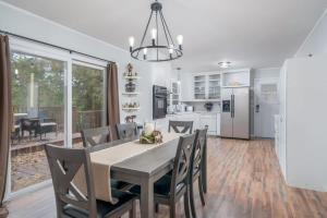 Η κουζίνα ή μικρή κουζίνα στο Touchdown Townhouse: Your Home near Stadium +20 φωτογραφίες