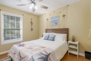 a bedroom with a bed and a ceiling fan at Alabama Get Away Gorgeous Home Location A Near Medical Ctr in Tuscaloosa