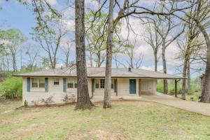 タスカルーサにあるLA Maison De LA Nouvelle-Orléans GAME DAY house Covered Patioの目の前に木々が植えられた白い家