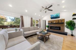een woonkamer met witte meubels en een open haard bij Gorgeous EST Mercedes Stdm 10-min Patio Slps 10 in Atlanta