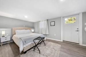 een witte slaapkamer met een bed en een raam bij Gorgeous EST Mercedes Stdm 10-min Patio Slps 10 in Atlanta