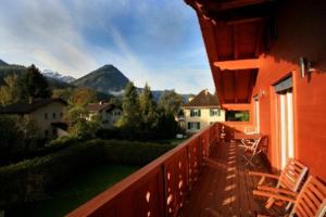 einen Balkon eines Hauses mit einem Holzzaun in der Unterkunft Jani's Holiday Apartment in Interlaken