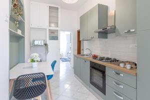 una cucina con un tavolo e una stufa forno superiore di Verde Salmastro a Livorno Altre 9 foto