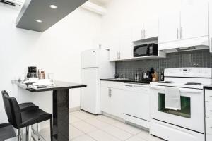 مطبخ أو مطبخ صغير في Premium 2BD Loft DT Heated Parking Rooftop Patio BBQ Gym Coffee