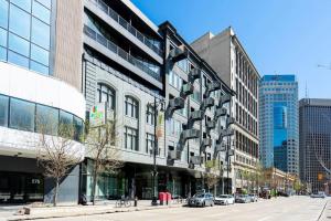 un gran edificio en una calle de la ciudad con edificios en Premium 2BD Loft DT Heated Parking Rooftop Patio BBQ Gym Coffee en Winnipeg