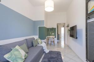 un soggiorno con un divano e un tavolo di Verde Salmastro a Livorno