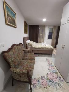 ein Wohnzimmer mit einem Sofa und einem Bett in der Unterkunft IN Apartments AirPort in Podgorica