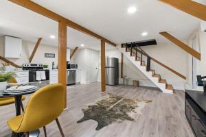 eine Küche und ein Esszimmer mit einer Treppe in einem Haus in der Unterkunft The Lily Pad Modern Cottage In The City in Mobile
