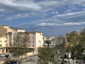 uitzicht op een stad met gebouwen en bomen bij Appartement Gruissan, 1 pièce, 3 personnes - FR-1-229-882 in Gruissan