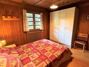 una camera da letto con un letto in una stanza con una finestra di Confortable 2 pièces, Wi-Fi, parking, à 100m des pistes - Notre-Dame-de-Bellecombe - FR-1-595-98 a Notre-Dame-de-Bellecombe