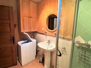 un piccolo bagno con lavandino e doccia di Confortable 2 pièces, Wi-Fi, parking, à 100m des pistes - Notre-Dame-de-Bellecombe - FR-1-595-98 a Notre-Dame-de-Bellecombe Altre 8 foto