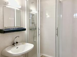 Kúpeľňa v ubytovaní Spacieux appartement sur les quais de la Chaume - 6 pers + 2 fotografie