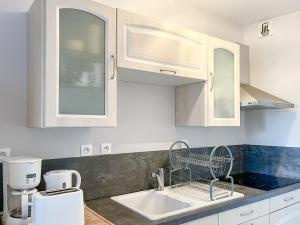Kuchyňa alebo kuchynka v ubytovaní Spacieux appartement sur les quais de la Chaume - 6 pers