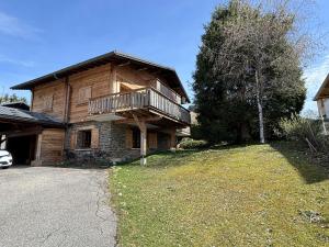una casa in legno con balcone sopra di Confortable 2 pièces, Wi-Fi, parking, à 100m des pistes - Notre-Dame-de-Bellecombe - FR-1-595-98 a Notre-Dame-de-Bellecombe