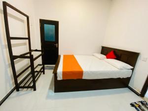 ein Schlafzimmer mit einem Bett und einer Leiter darin in der Unterkunft Thirasara Family Garden in Medawachchiya
