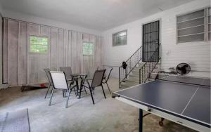 a room with a ping pong table and chairs at The Cozy Retreat l 4-Bedrooms WiFi Long Stays in Birmingham