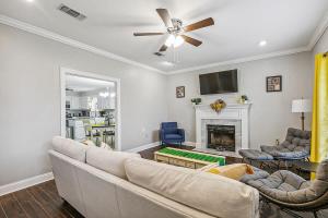 una sala de estar con un sofá y una mesa en Cozy Retreat in the Heart of Baton Rouge, en Baton Rouge
