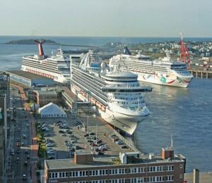 een groep cruiseschepen aangemeerd in een haven bij Charming Home Heart Of Uptown! Location! Coffee! in Saint John