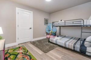 מיטה או מיטות קומותיים בחדר ב-Updated stay Cozy with Hot Tub (2023 Model)