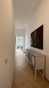 uma sala de estar com uma mesa e um quadro na parede em Villa indipendente sul mare - Maiolica home&welfare em Alcamo Marina