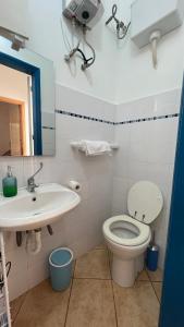 uma casa de banho com um WC e um lavatório em Villa indipendente sul mare - Maiolica home&welfare em Alcamo Marina