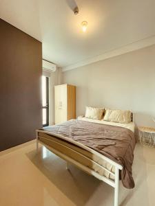 a bedroom with a large bed in a room at Vanilla One Residence Apartment Batam in Batam Center