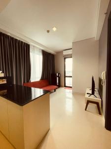 a living room with a counter top in a room at Vanilla One Residence Apartment Batam in Batam Center