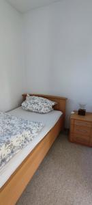 1 dormitorio con cama y cabecero de madera en Ferienwohnung Weise, en Grillenberg